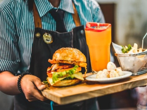 Felszolgáló, pultos